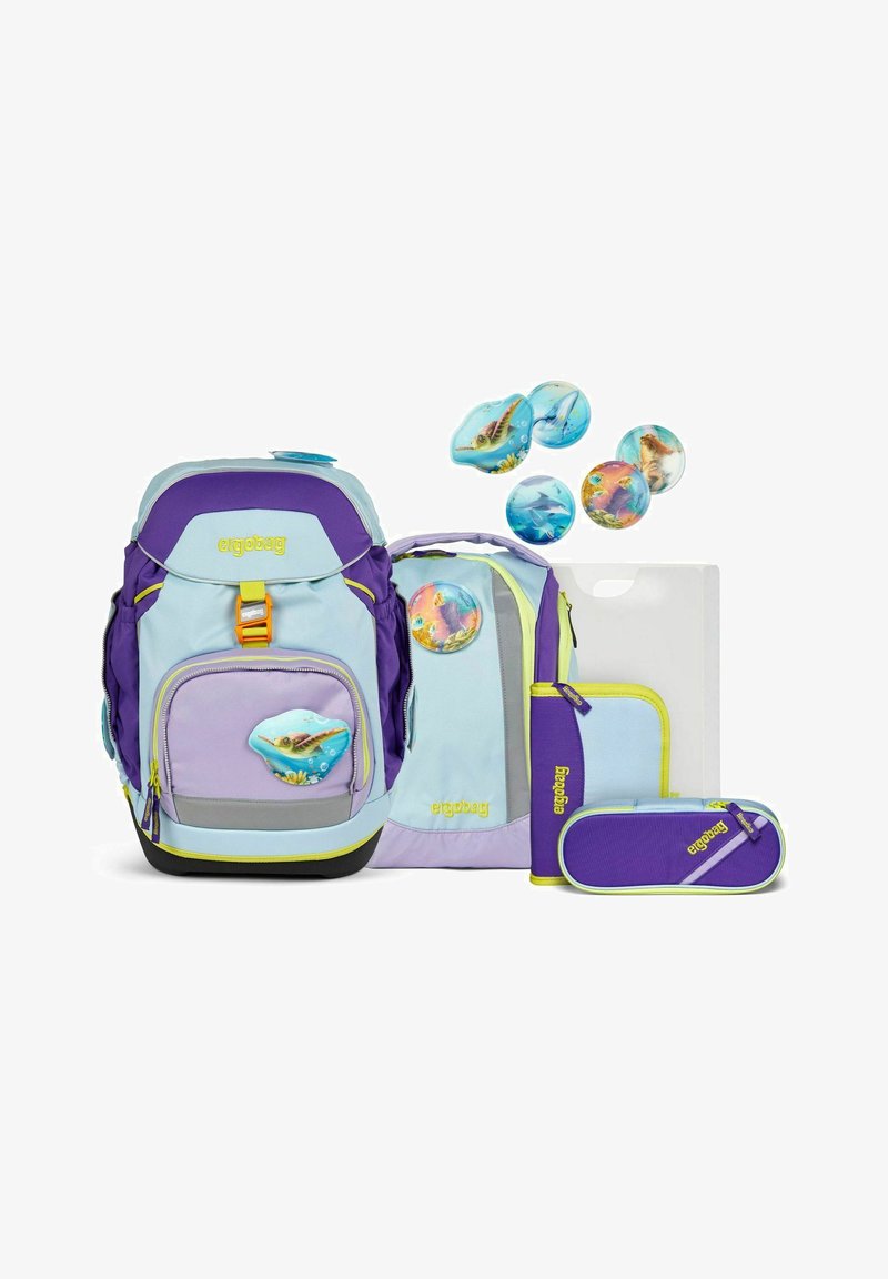 Set di zaini viola e azzurro chiaro composto da uno zaino principale, una borsa più piccola, un astuccio e spille decorative con motivi acquatici. Tessuto resistente.