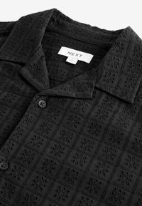 Next BRODERIE SHORT SLEEVE   REGULAR FIT - Vapaa-ajan kauluspaita - black