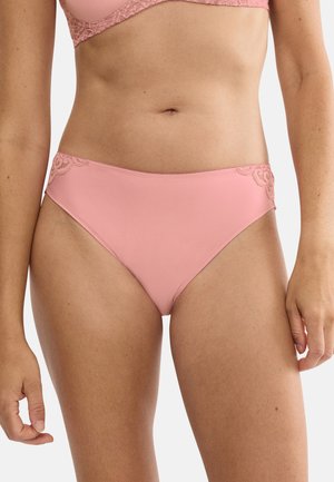 Różowe majtki wykonane z gładkiej tkaniny, z koronkowymi akcentami na biodrach. Fason o średnim stanie z bezszwowym wykończeniem dla komfortu.