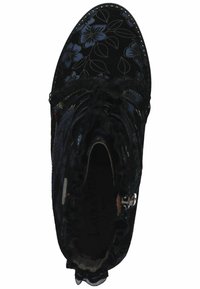 Černé kotníkové boty s květinovým vzorem v tmavě modré barvě, s texturovaným svrchním materiálem, volánkovými detaily a kovovými prvky.