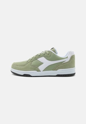 Sneaker in suede verde con dettagli in ecopelle bianca, dotati di colletto imbottito, chiusura con lacci e suola in gomma nera.