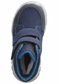 Marineblauwe sneakerboot met twee klittenbandsluitingen, gevoerd kraagje en een getextureerde grijze zool. Lichte blauwe accenten nabij de opening.