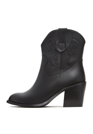 Schwarzer Leder-Cowboystiefel mit spitzer Zehe, gestickten Details am Schaft und einem dicken gestapelten Absatz. Verfügt über eine Zuglasche.
