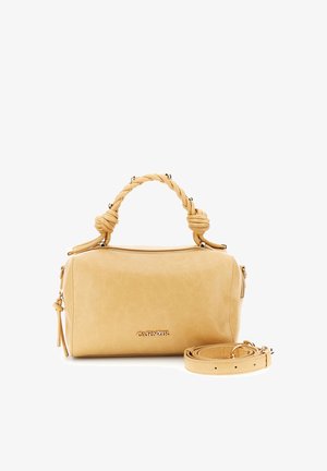 Borsa a mano in pelle beige con manico intrecciato, logo color oro, chiusura con zip e tracolla staccabile avvolta accanto su sfondo bianco.