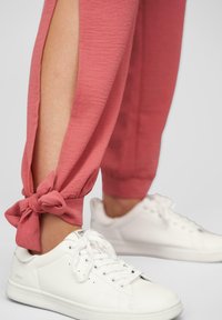 Cloud 5ive MIT SEITLICHEN SCHLITZEN UND BINDEDETAILS - Auduma bikses - rose