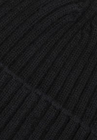 Zwarte geribbelde gebreide beanie van zachte wol. Heeft een textuurpatroon met opvallende verticale lijnen voor warmte en rek.