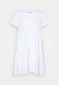 Vit kortärmad lager-på-lager mini klänning med rund halsringning, rynkade sömmar vid midjan och fållen, tillverkad av lättviktig tyg.