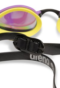 Gafas de natación moradas y amarillas con lentes espejados, banda negra ajustable con el logotipo "arena" y un mecanismo de sujeción seguro.