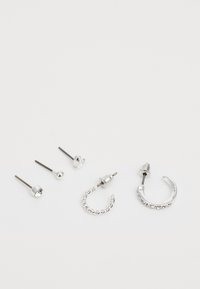 Sølvringer sett som inkluderer tre studdesign med klare steiner og én vridd hoop med et glitrende accent.