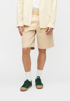 Tommy Jeans OTIS REGULAR PLEATED TWILL SHORTS - Σορτς - white clay