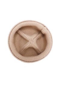Berretto di lana beige, forma rotonda con un motivo di maglia texturizzato e un bordo piegato. L'interno presenta una cucitura centrale per una maggiore struttura.