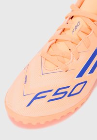 adidas Performance F50 CLUB UNISEX - Fodboldstøvler til kunstgræs - beam orange/lucid blue/ftwr white