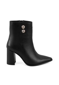 Zwarte leren enkellaars met een spitse neus, blokhak en twee decoratieve metalen knopen aan de zijkant. Glad oppervlak overal.