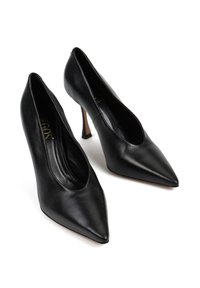 Czarne skórzane szpilki z wąskim noskiem i niskim krojem, z cienkim obcasem typu stiletto i gładką fakturą.