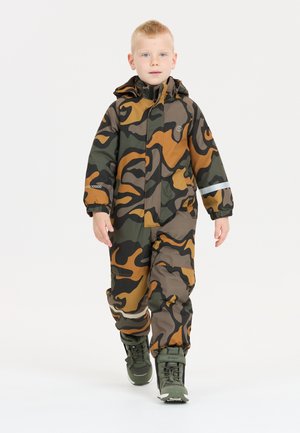 Børne-snesuit i camouflagemønster i grøn, brun og sandfarve. Har hætte, elastiske manchetter og reflekterende detaljer. Holdbart materiale.