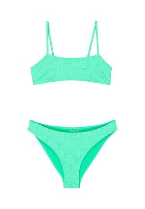 Licht turquoise tweedelig bikini met reliëf bloemen- en geometrische patronen, bestaande uit een cropped top met dunne bandjes en bijpassende broekjes.