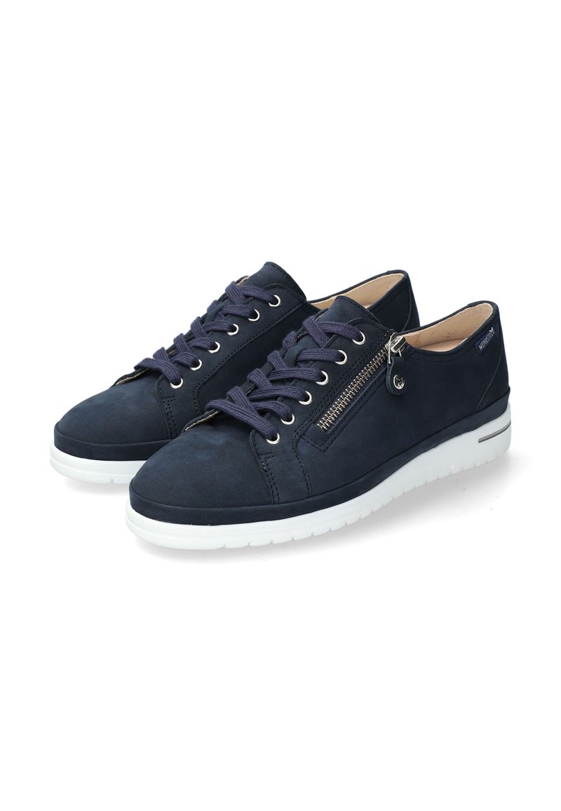 Les baskets en suède bleu marine présentent un design à lacets avec un détail de fermeture éclair argentée, une semelle en caoutchouc blanche et un bout rond. Texturé pour une adhérence et un confort optimaux.