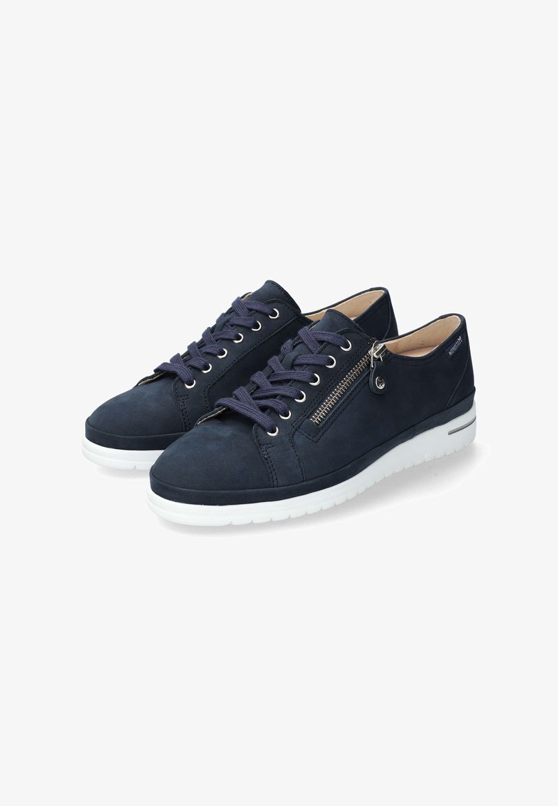 Les baskets en suède bleu marine présentent un design à lacets avec un détail de fermeture éclair argentée, une semelle en caoutchouc blanche et un bout rond. Texturé pour une adhérence et un confort optimaux.