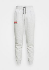 Pantalones deportivos gris claro con cintura y puños elásticos, cordón gris y el logo de "Under Armour" en gris y rojo en el muslo izquierdo.