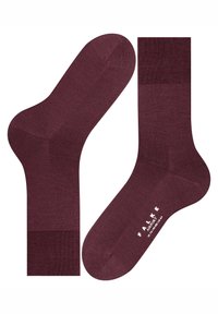 Tumulanpunaiset puuvillasukat, joissa on resorilla varustettu varsi, sileä rakenne ja vahvistetut varvas- ja kantapääosat. Brändäys näkyy pohjassa.