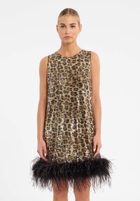 Robe sans manches à imprimé léopard ornée de sequins métalliques, dotée d'un col rond et d'une bordure en plumes noires au bas.