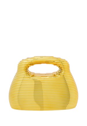 Gul håndtaske med en struktureret, rillede design og en rund form. Har en markant, bredt håndtag og en glansfuld overflade.