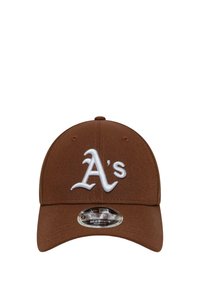 Braune Baseballkappe mit gesticktem weißen "A's"-Logo auf der Vorderseite. Verfügt über eine strukturierte Krone und einen gebogenen Schirm. 9FORTY-Stil.