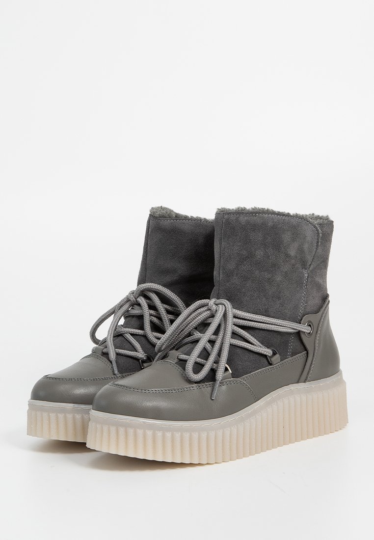 Szare botki do kostki wykonane z gładkiej skóry i miękkiego zamszu. Teksturowana platforma oraz kontrastujące szare sznurówki.