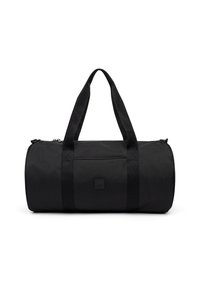 Svart cylindrisk duffelväska tillverkad av slitstarkt tyg, med dubbla bärhandtag och dragkedjestängning. Har en liten präglad logotyp på framsidan.