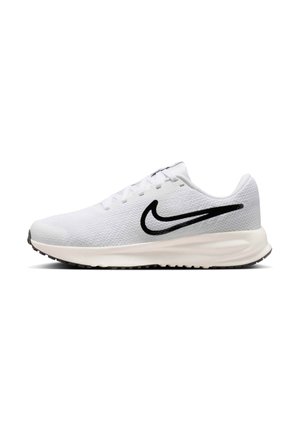 Hvid Nike løbesko med sort Swoosh-logo, let mesh-overdel, polstret sål og snørelukning vist fra siden.