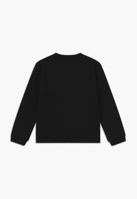 Sudadera negra de manga larga hecha de algodón, con cuello redondo, puños de canalé y un ajuste relajado. Sin marcas ni diseños visibles.