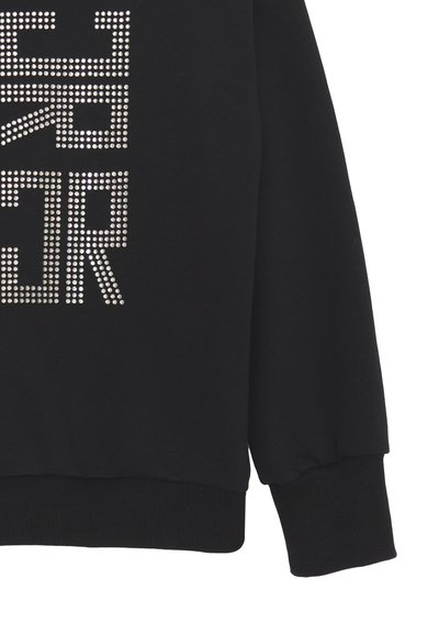 Felpa nera realizzata in materiale morbido, con ampie lettere in strass disposte a griglia sul davanti e polsini e orlo a coste.