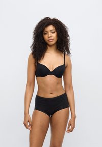 Σετ μαύρου εσωρούχου που περιλαμβάνει ένα καλουπωμένο σουτιέν με ρυθμιζόμενες τιράντες και ένα σλιπ υψηλής μέσης με δαντέλα, και τα δύο από λείο ύφασμα.