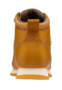 Braunes Leder-Ankle-Boot mit gepolstertem Schaft, flacher weißer Außensohle und Metalldetails. verfügt über verstärkte Nähte und einen Zugtab am Absatz.