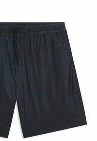 Ciemnoniebieskie spodenki sportowe z delikatnym wzorem w kratkę, elastyczny pas, czarny sznurek do regulacji i kieszenie boczne.