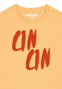 Geel katoenen t-shirt met opvallende rode penseelstreek tekst "CIN" in een casual lettertype. De halslijn is rond en de stof heeft een gladde textuur.