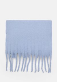 Écharpe frangée bleu clair en matériau doux, présentant une texture lisse et une couleur uniforme. Les bords sont ornés de longs franges.