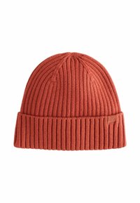 Bonnet en laine tricotée couleur rouille avec des côtes verticales, un revers, et une petite étiquette en cuir de marque sur le côté.