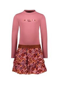 Růžové šaty s dlouhými rukávy, které mají třpytivý hnědý pas a vzorovanou sukni s květinovými a geometrickými motivy v růžových a oranžových odstínech.