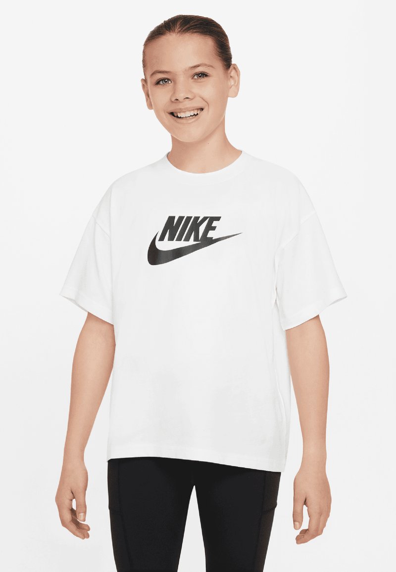 Balta medvilnės marškinėliai su dideliu juodu Nike logotipu priekyje. Trumpomis rankovėmis ir laisvu sijonu. Tinka kasdieniam dėvėjimui.