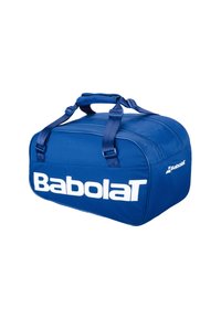 Bolso deportivo azul hecho de tejido duradero, con un asa superior y un gran logo blanco. Forma redondeada con detalles de costura y textura suave.