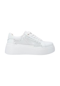 Weißer Sneaker mit perforiertem Design, flacher Plattformsohle und runder Zehenpartie. Verfügt über integrierte Schnürsenkel und eine glatte Ledertextur.
