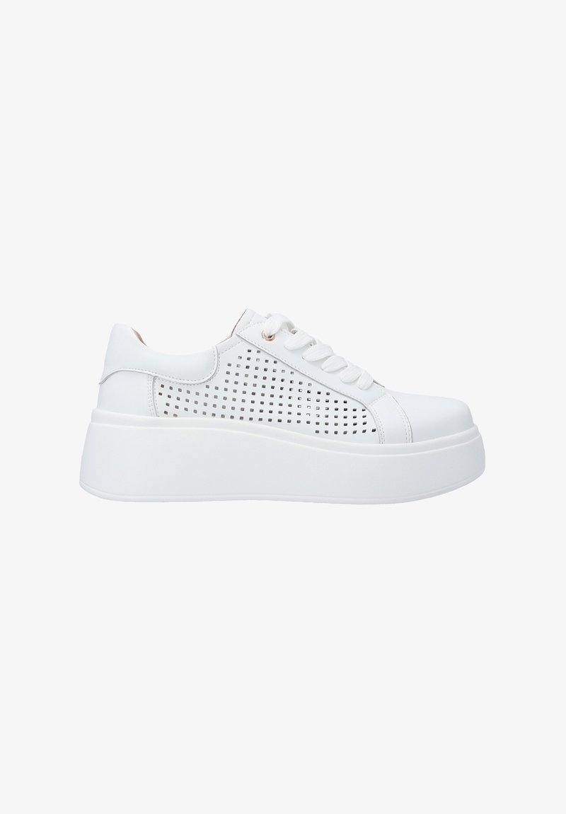 Weißer Sneaker mit perforiertem Design, flacher Plattformsohle und runder Zehenpartie. Verfügt über integrierte Schnürsenkel und eine glatte Ledertextur.