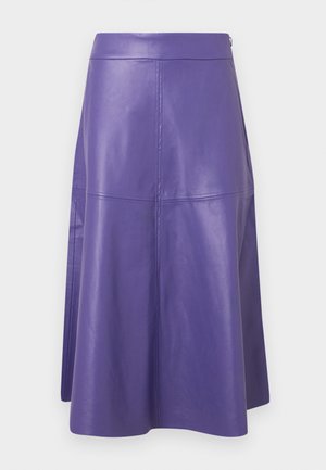 Fioletowa skórzana spódnica w linii A o gładkiej fakturze, z pionowymi szwami i subtelnym połyskiem. Pasek na talię wykonany dla dopasowanej sylwetki.