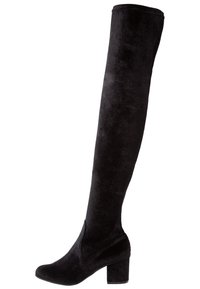 Bota de terciopelo negra por encima de la rodilla con tacón de bloque, punta redondeada y textura suave, mostrada sobre fondo blanco.