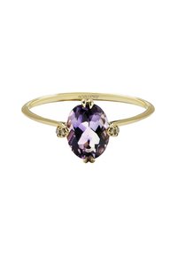 Anillo de oro con una gema púrpura ovalada, sujeta por cuatro garras, acentuada con pequeñas piedras claras a cada lado. Diseño sencillo y elegante.