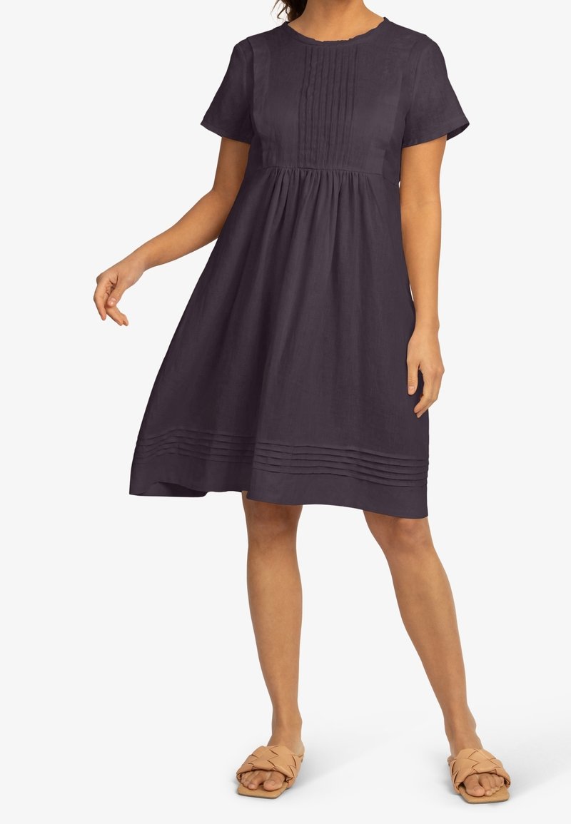 Robe à manches courtes de couleur pourpre foncé avec corsage plissé, jupe évasée et accents de rayures horizontales près de l'ourlet. Texture en lin lisse.