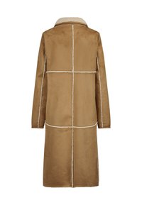 Langer, beige Schafsfellmantel mit sichtbaren Nähten und Sherpa-Futter, von hinten auf einem weißen Hintergrund gezeigt.