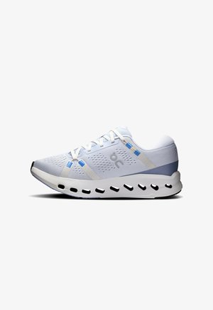 Chaussure de sport bleu clair avec lacets blancs, tige en mesh respirant et semelle rembourrée avec de grandes découpes ovales pour la ventilation.