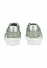 Graugrüne Sneakers mit metallisch silbernen Akzenten, strukturiertem Rückenteil und weißen Gummisohlen. Auffällige Nähte und Logo-Details an der Ferse.